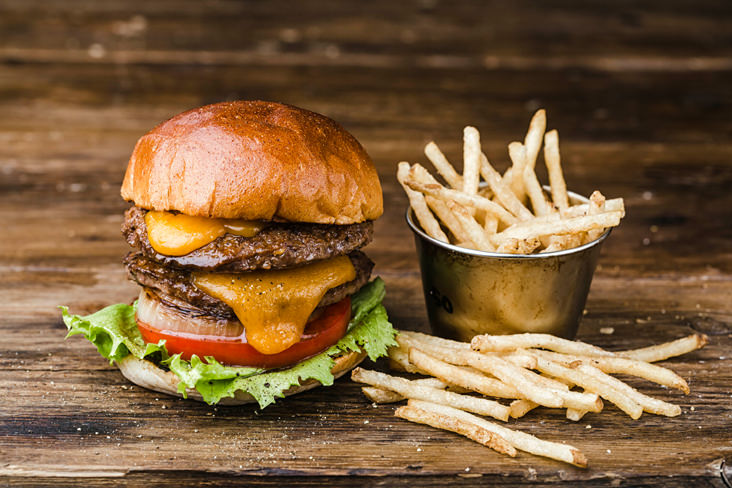 目も舌も大満足 イケメンスタッフおすすめの絶品チーズバーガー ファッション通販ベイクルーズストア Baycrew S Store