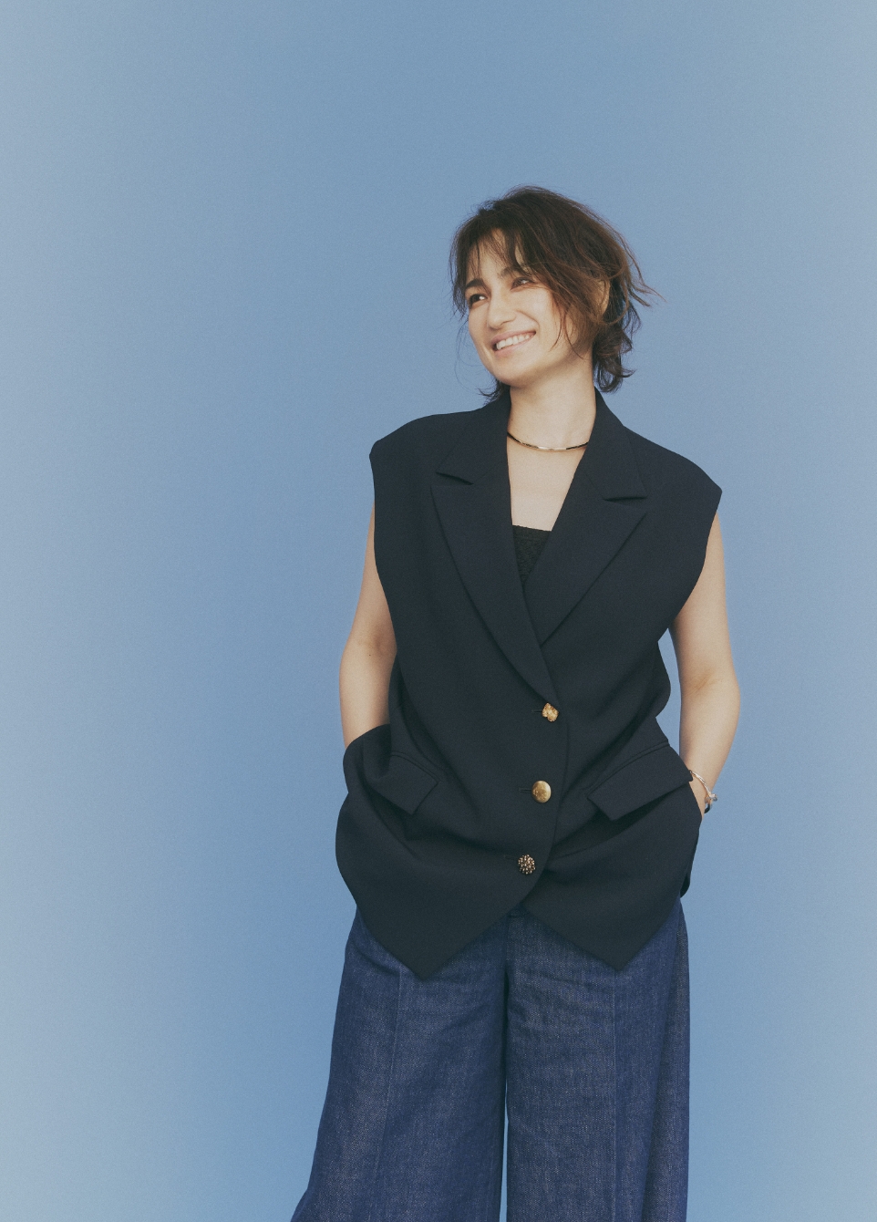 佐田真由美が纏う 「晩夏の装い」