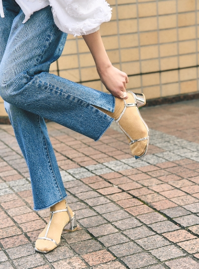 T-STRAP SANDALS × SHEER LAME SOCKS