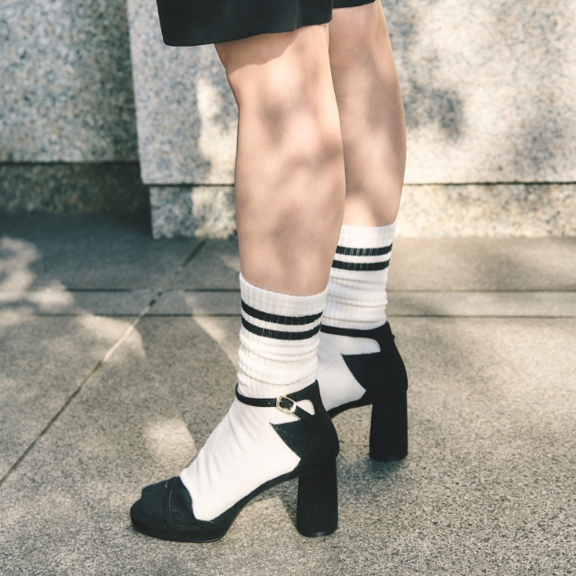 PLATFORM SANDALS × LINE SOCKS